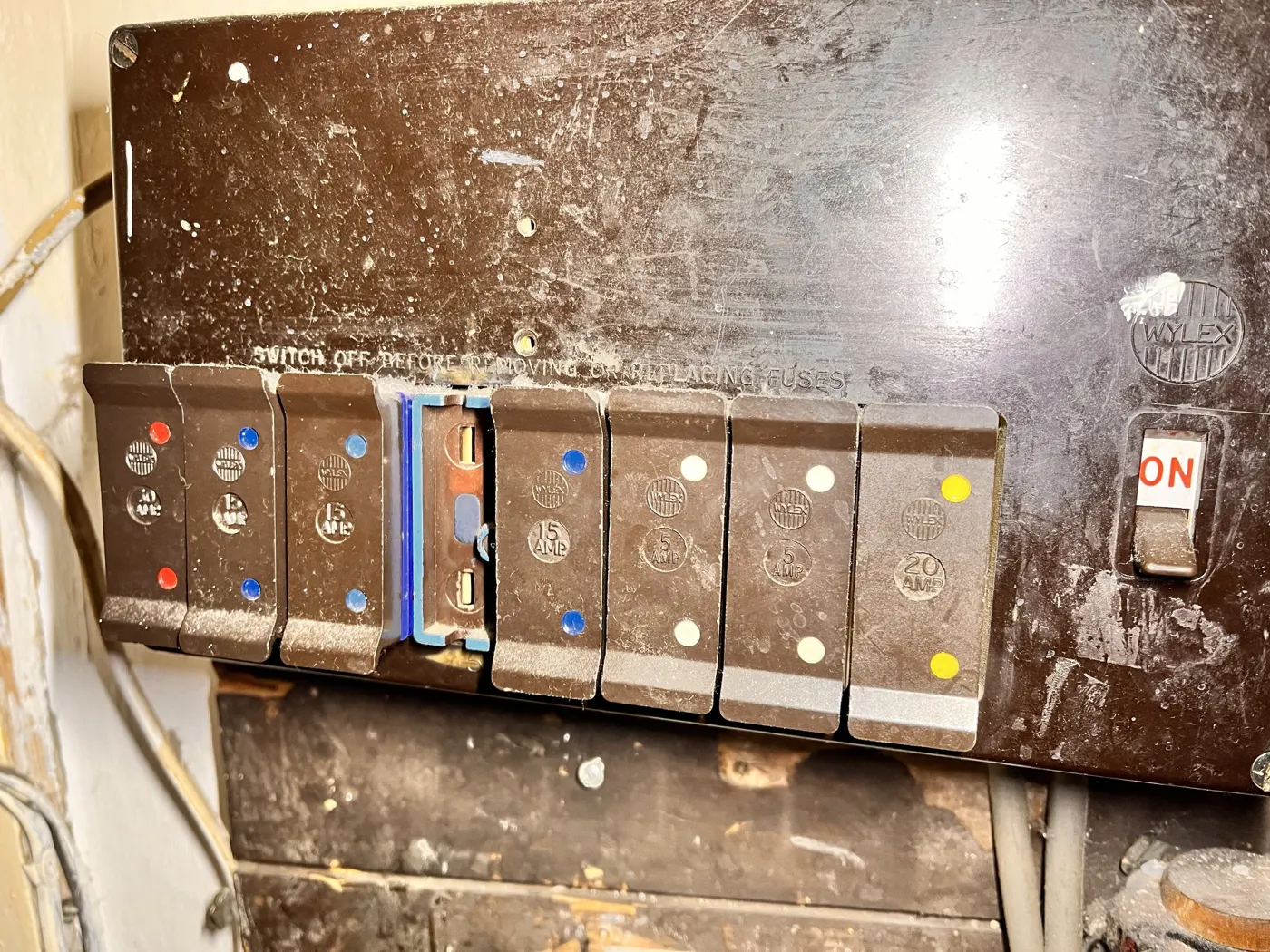 Old brown Wylex fuse board with rewireable fuses and no RCD